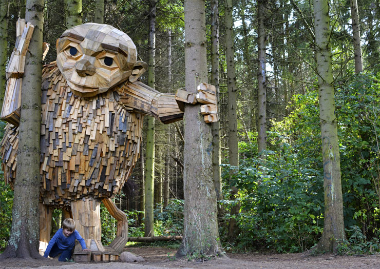 Escultura gigante de madeira feita por Thomas Dambo