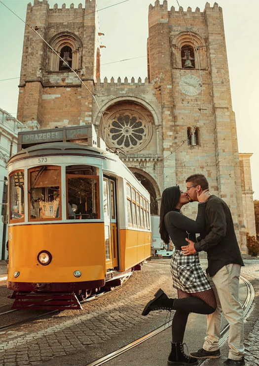 Casal beijando em frente Catedral da Sé