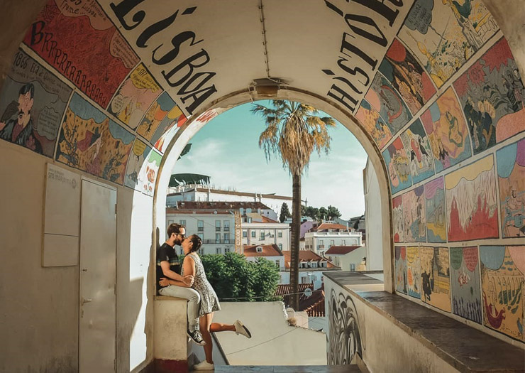 Casal embaixo do Arco da rua Norberto de Araújo