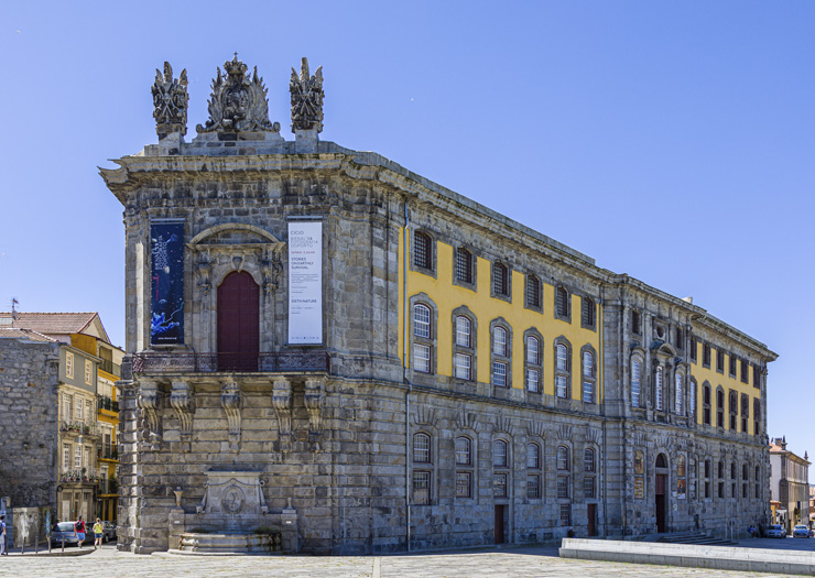 Grande prédio do Centro Português de Fotografia