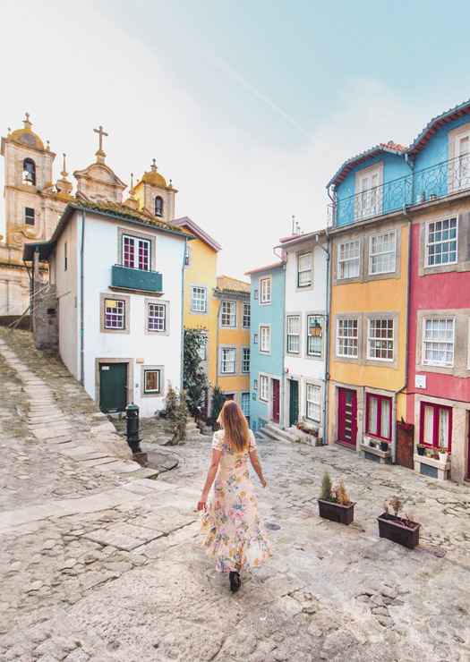 Menina e casas coloridas de Porto