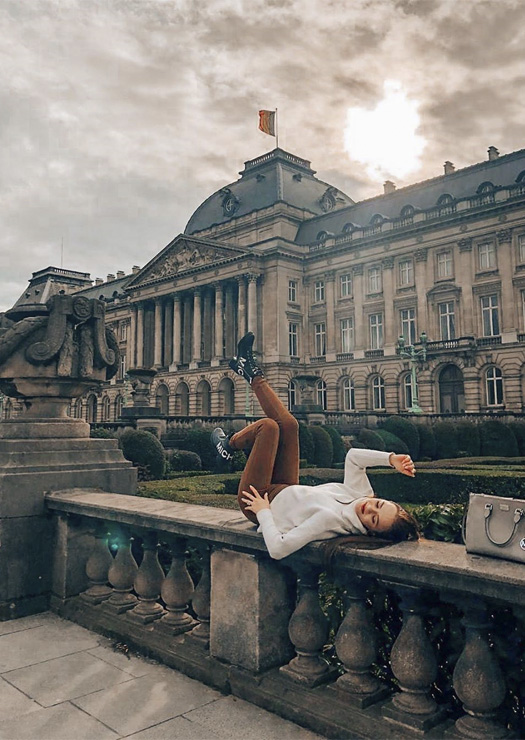 Menina deitada em frente ao Palácio de Coudenberg