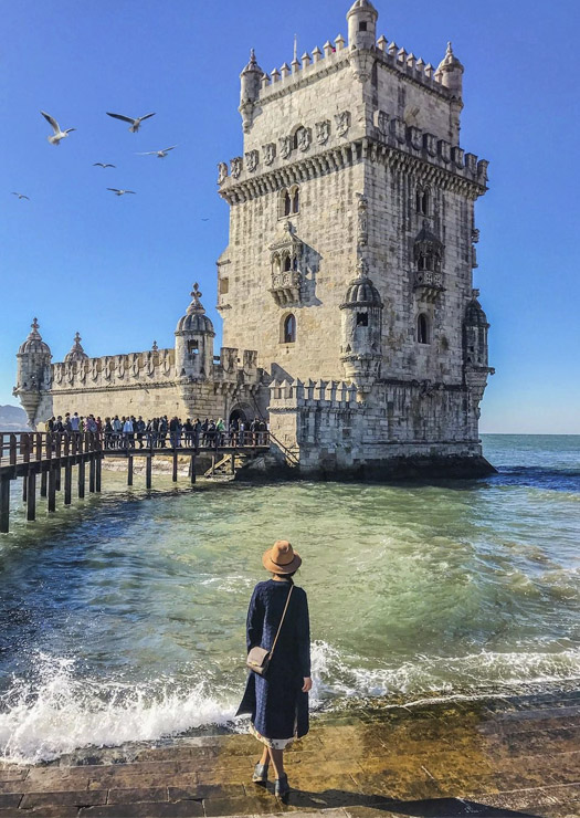 Mulher observando a Torre de Belém
