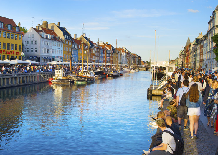 Pessoas pelo Canal Nyhavn em Copenhagen