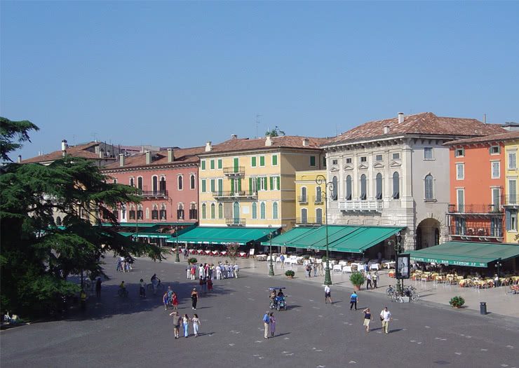 Piazza Bra e turistas em Verona