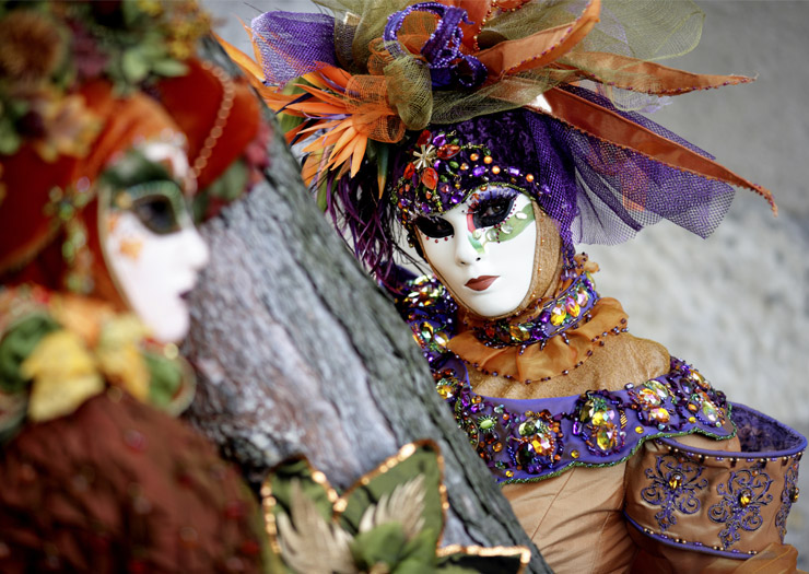 Pessoas com as famosas máscaras no carnaval de Veneza