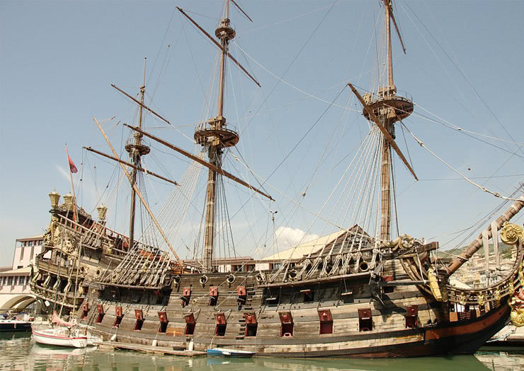 Navio Neptune, no porto velho de Gênova