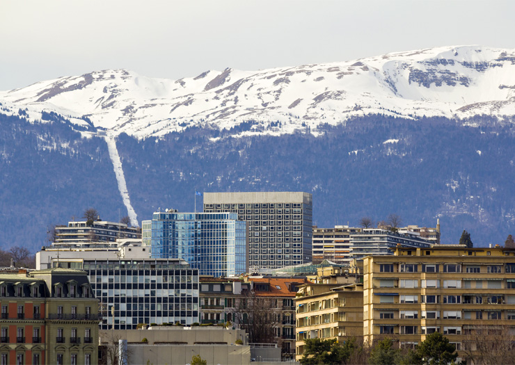 Alpes e prédios em Genebra