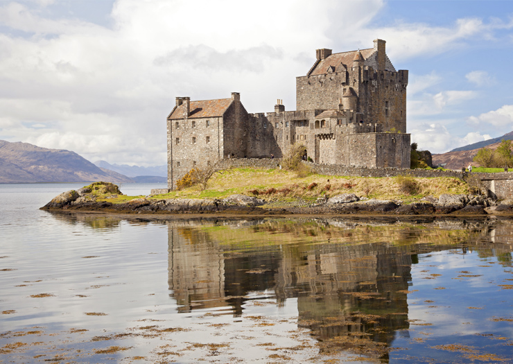 Castelo e lago na Escócia