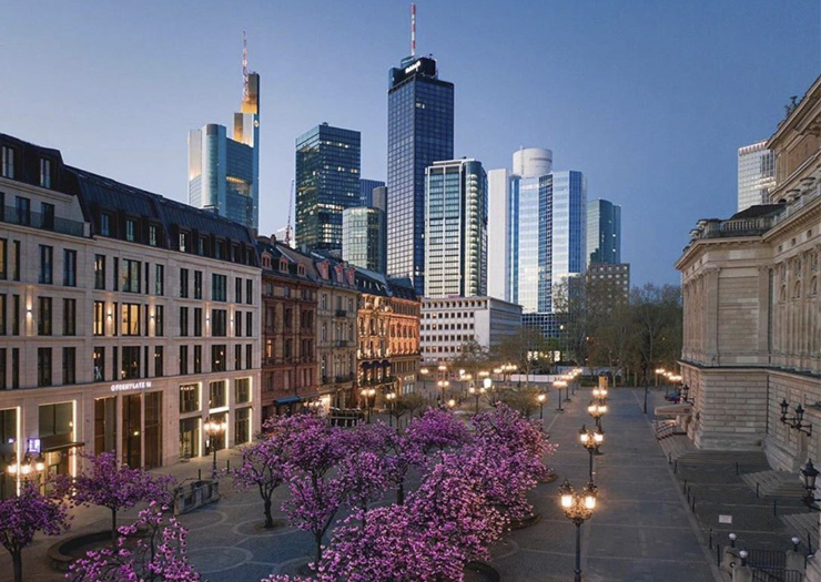 Praça e prédios, com clima frio em Frankfurt