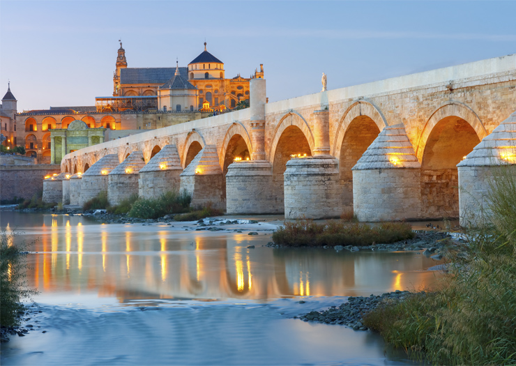 Ponte em Córdoba com mesquita atrás