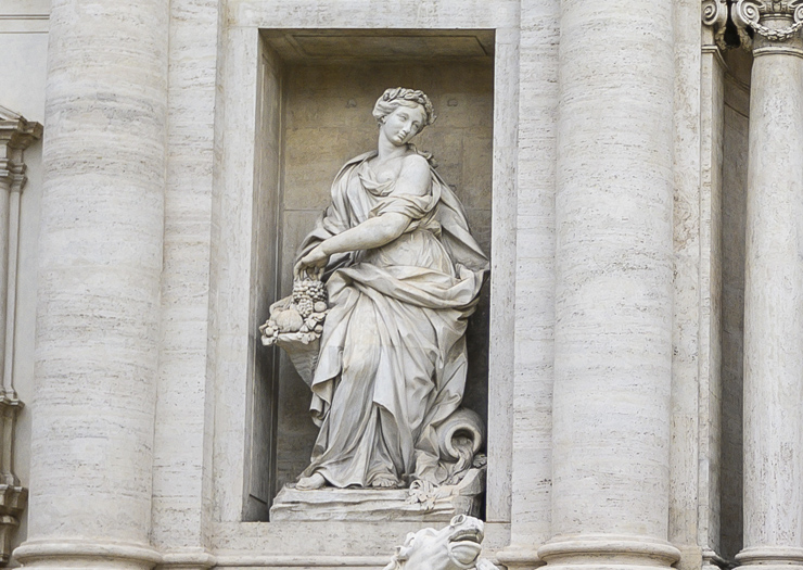 Detalhes da estátua da virgem na fontana
