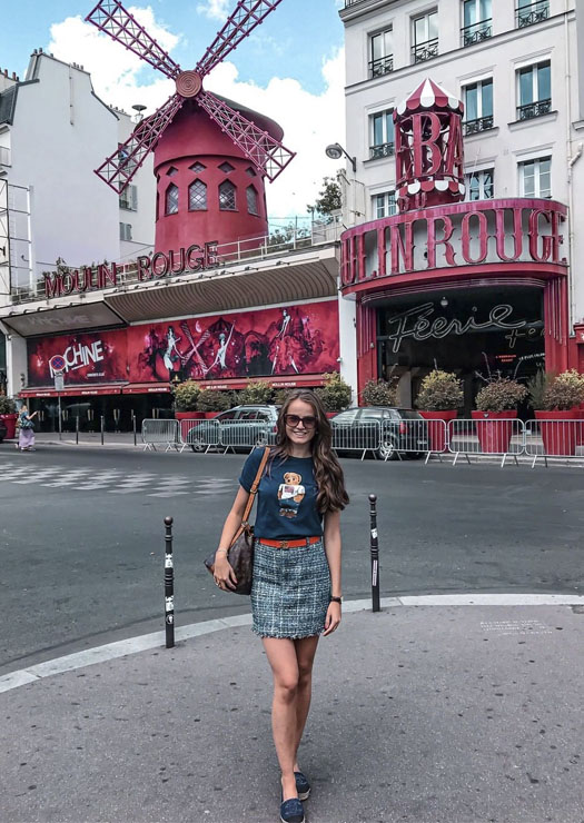 Em frente ao Moulin Rouge