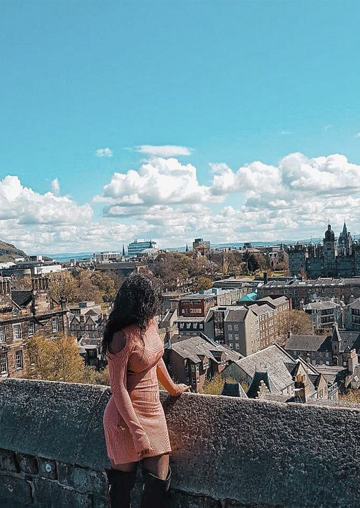 Menina em cima do Castelo de Edimburgo