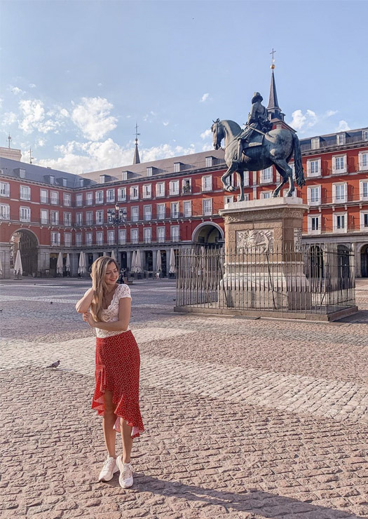 Menina na Plaza Mayor de Madrid