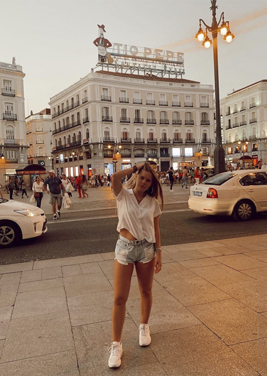 Menina em Puerta del sol