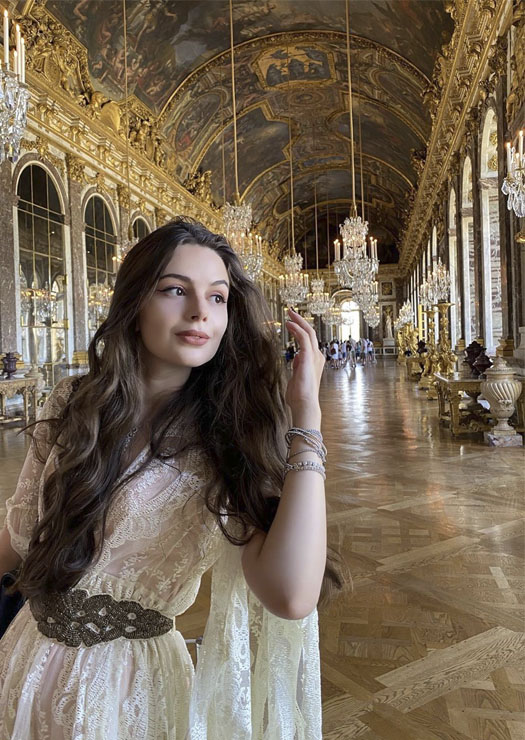 Menina no Palácio de Versalhes