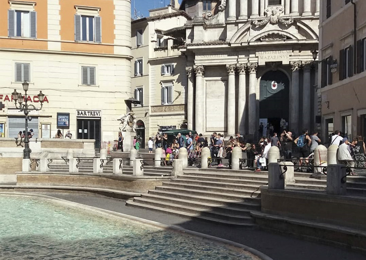 Pessoas na Piazza di Trevi