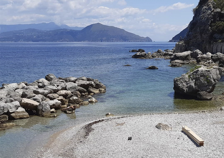 Praia de pedras Palazzo a Mare