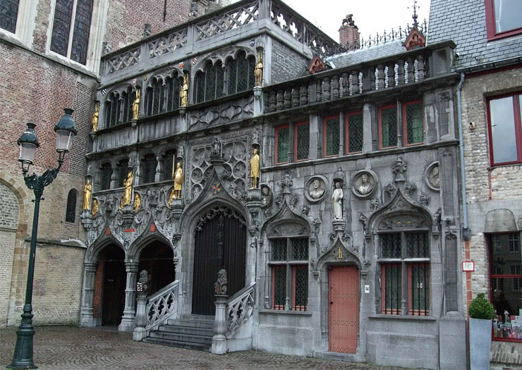 Frente da Basílica do Sangue Sagrado, em Bruges