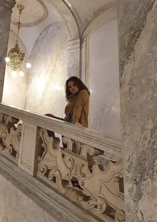 Menina nas escadarias do Museu Sisi