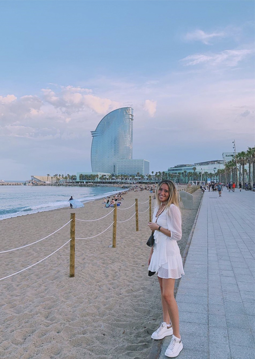 Menina na praia de Barcelona