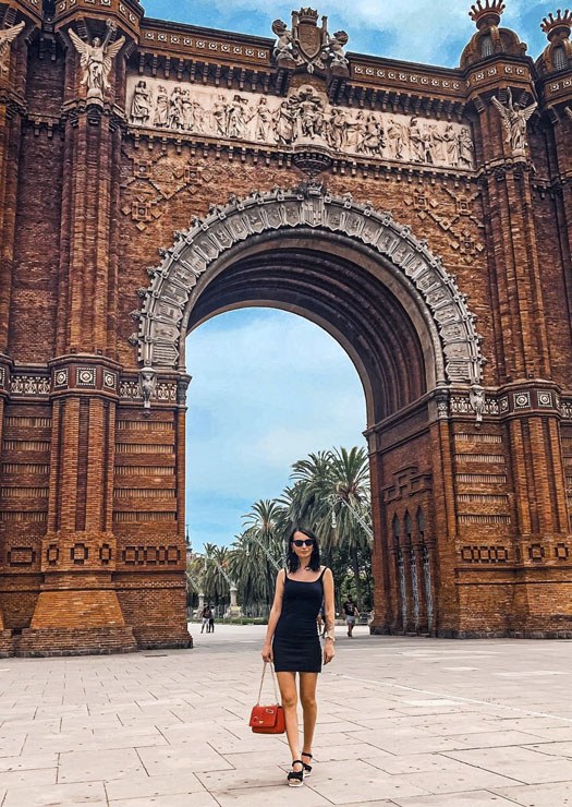 Mulher em Arco do Triunfo de Barcelona