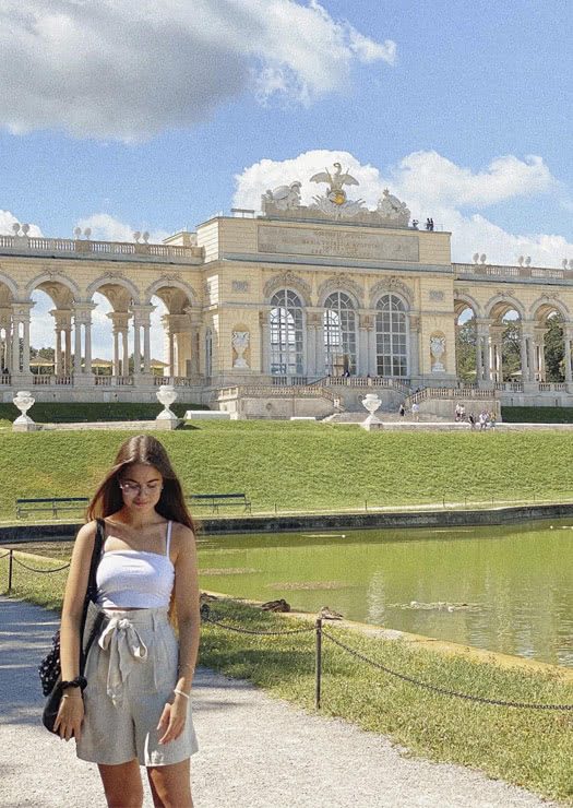 Menina andando pelo Palácio Schönbrunn