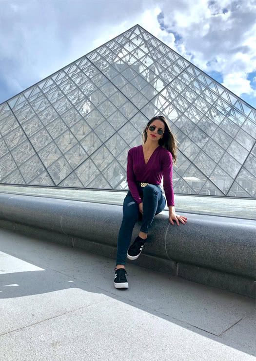 Sentada no Louvre com pirâmide