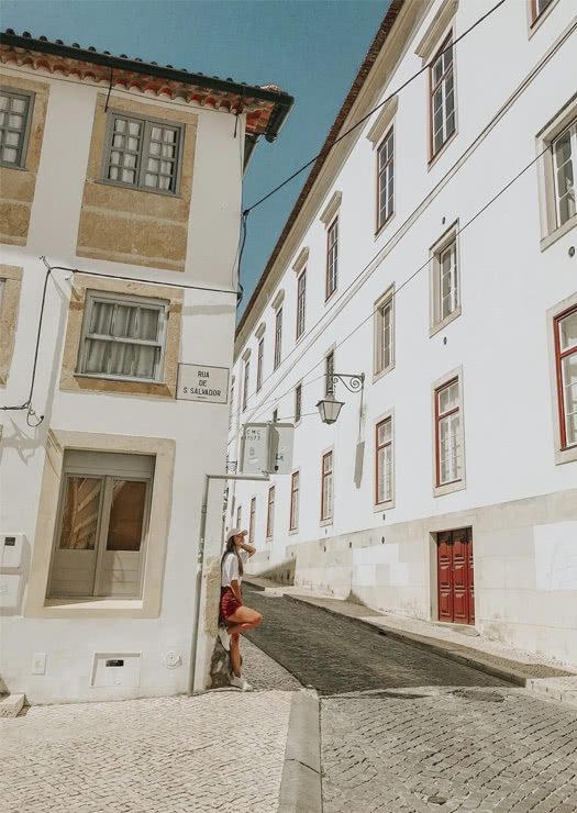 Menina pelas ruas de Coimbra
