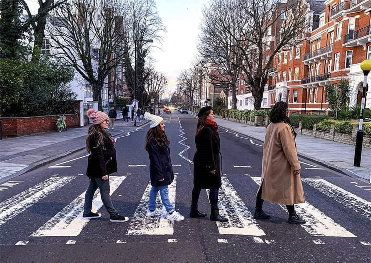 Pessoas passando na Abbey Road
