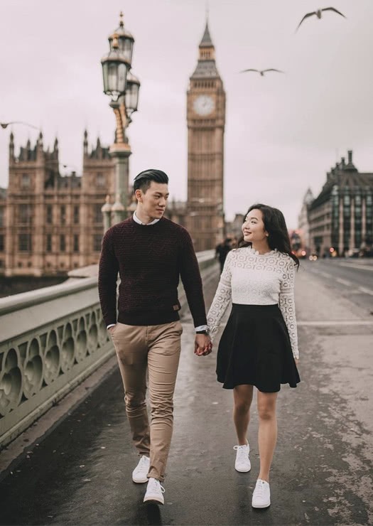 Casal na Ponte de Westminster, com big ben atrás