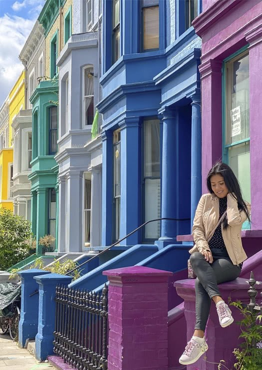 Mulher e casas coloridas em Notting Hill