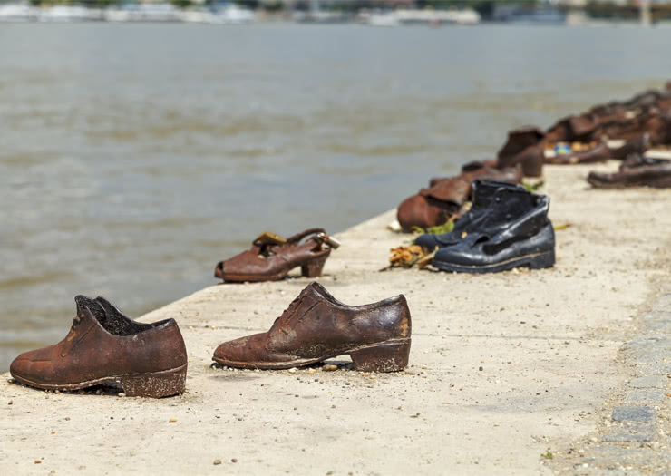 Sapatos à beira do rio Danúbio