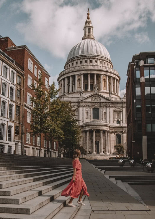 Menina observando a St. Paul’s Cathedral