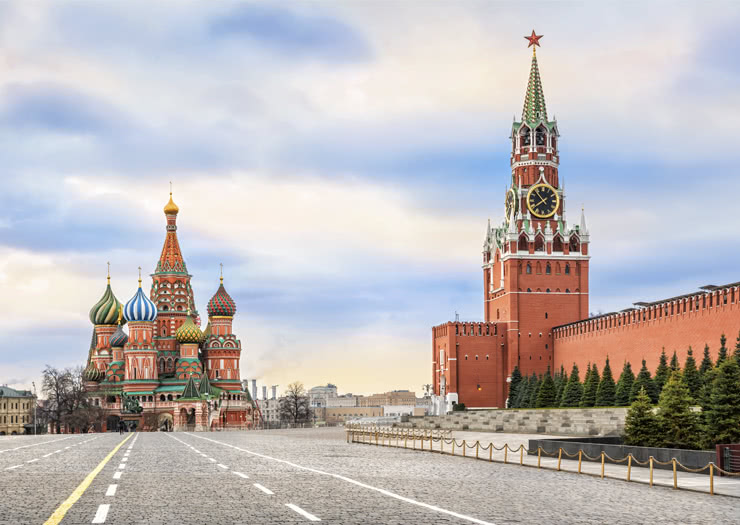 Catedral de São Basílio e Torre Spasskaya na Praça Vermelha de Moscou