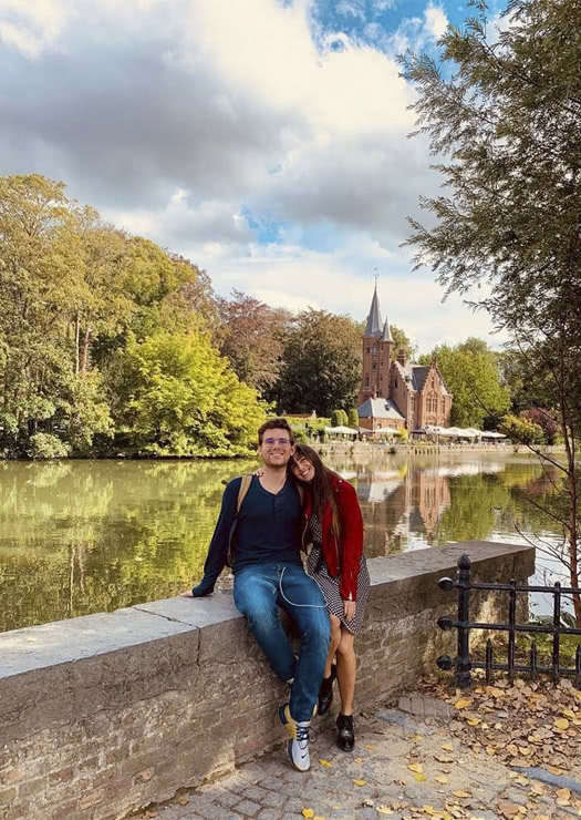 Casal no lago do amor, em Bruges