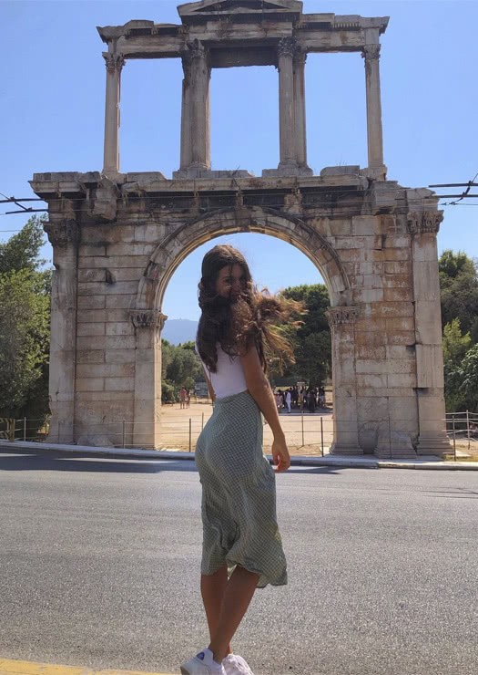 Menina em frente ao Arco de Adriano, em Atenas