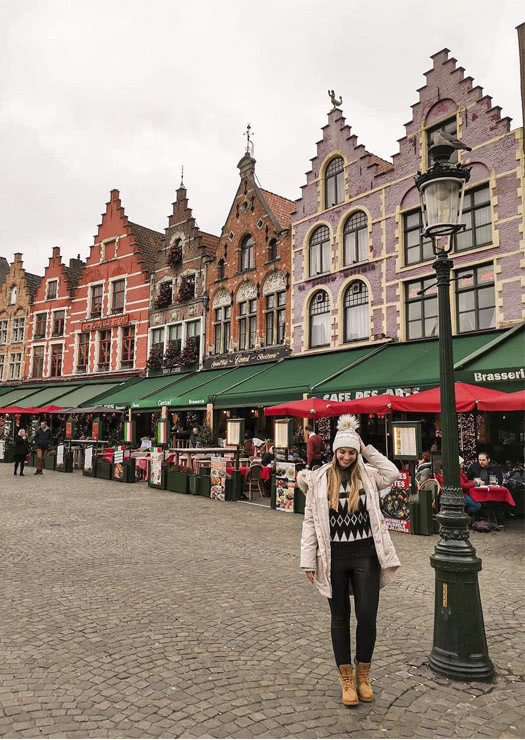 Menina na Markt Square, em Bruges