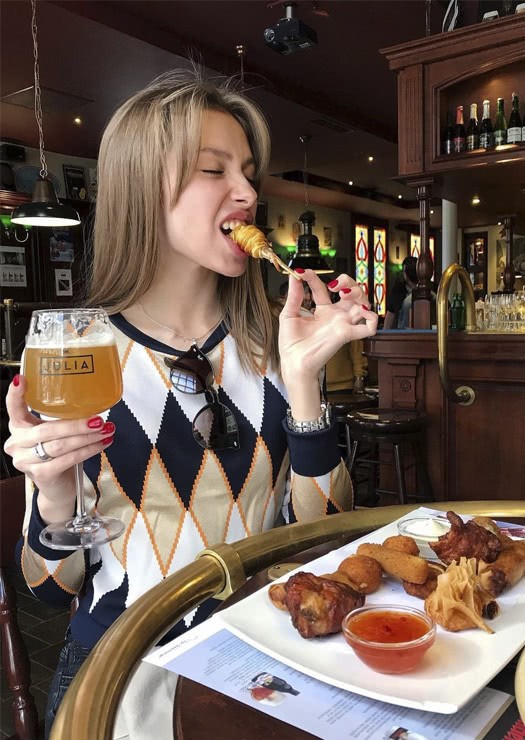 Mulher comendo na cervejaria Bierbrasserie Cambrinus