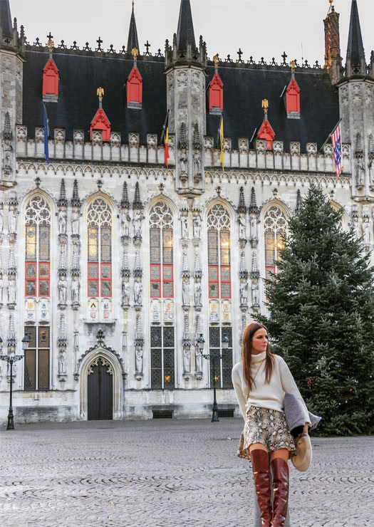 Mulher na Praça Burg, em Bruges