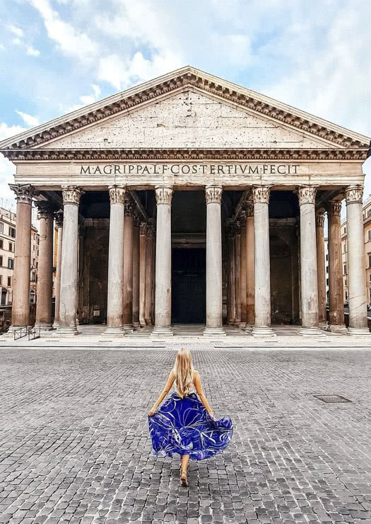 Menina em frente ao Panteão de Roma