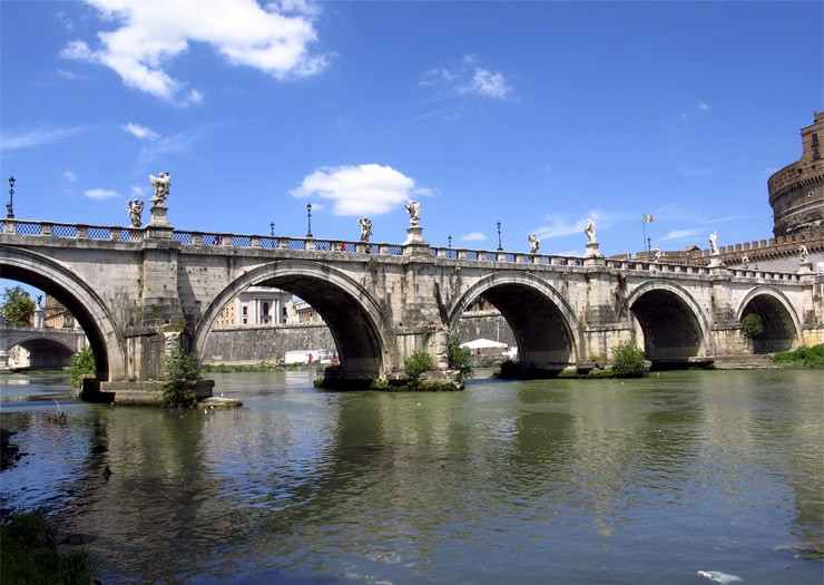 Ponte para a Ilha Tiberina em Roma