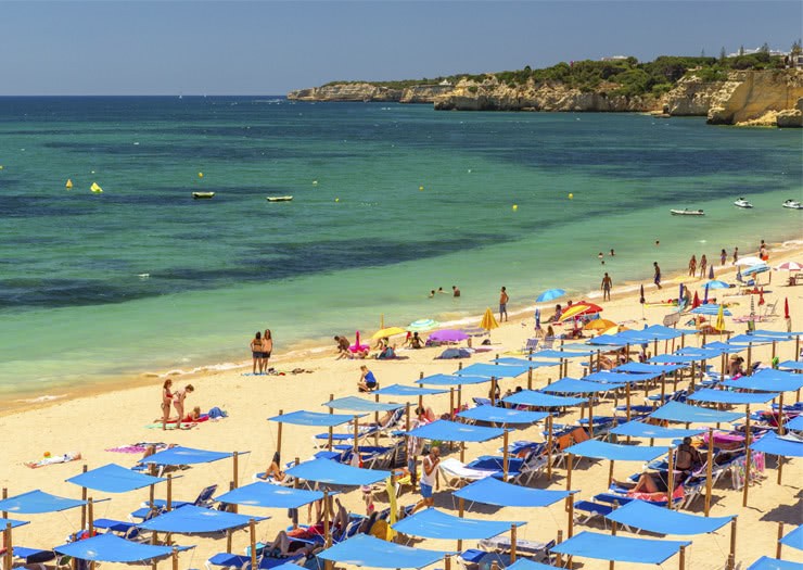 Praia lotada na região de Algarve
