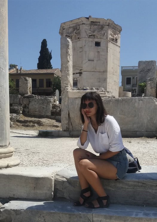 Sentada nas ruínas da Antiga Ágora Romana