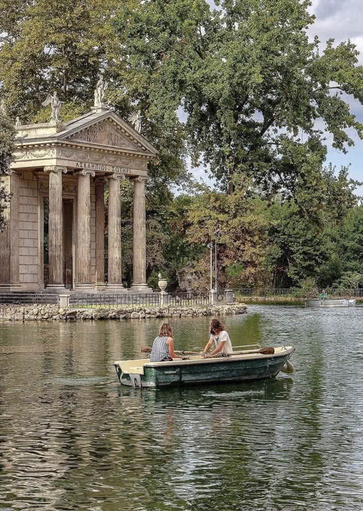 Pessoas em barco na Villa Borghese
